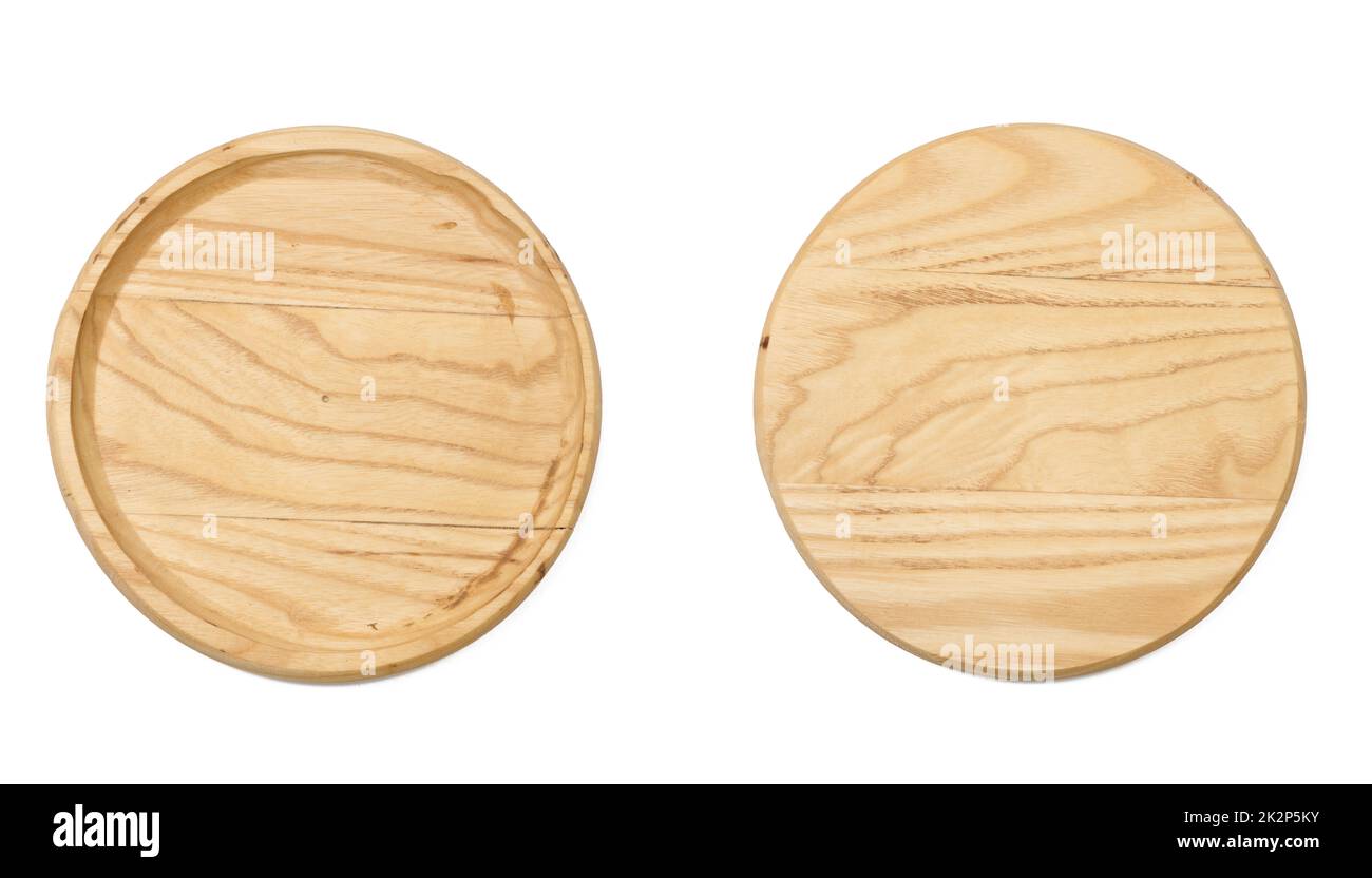 Piatto di legno rotondo vuoto per servire formaggio, verdure su fondo bianco isolato Foto Stock