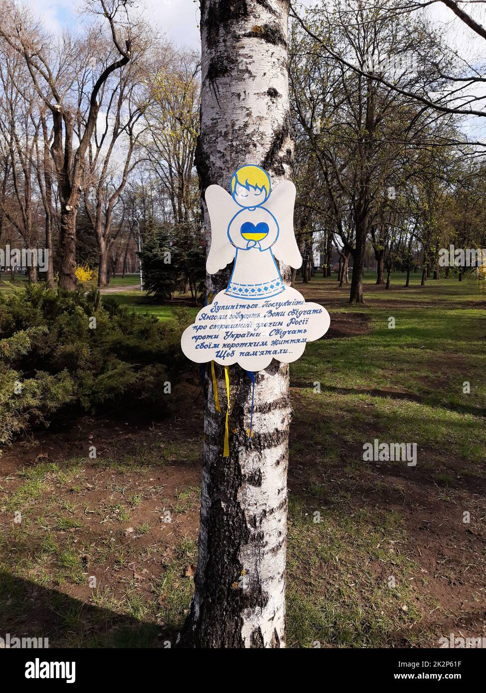 Angeli di cartone su un tronco di betulla nel parco Foto Stock