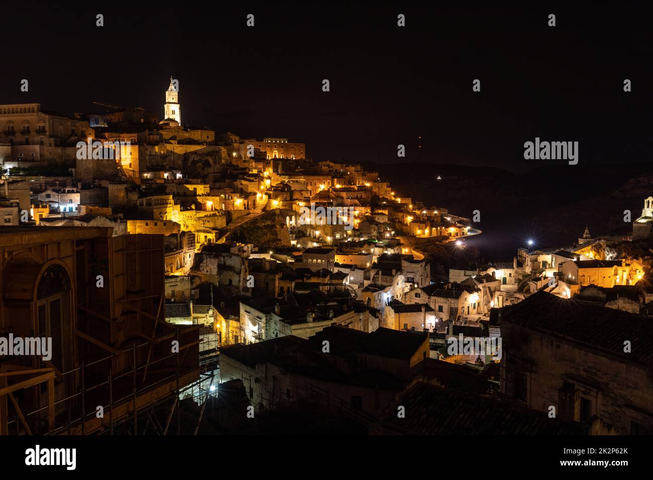 Paesaggio notturno dei Sassi di Matera, ben noti per i loro antichi insediamenti rupestri. Basilicata. Italia Foto Stock