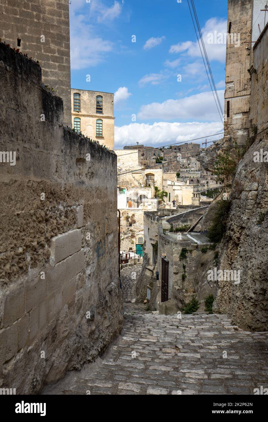 Tipiche scale acciottolate in un vicolo laterale nei Sassi di Matera, un quartiere storico della città di Matera. Basilicata. Italia Foto Stock