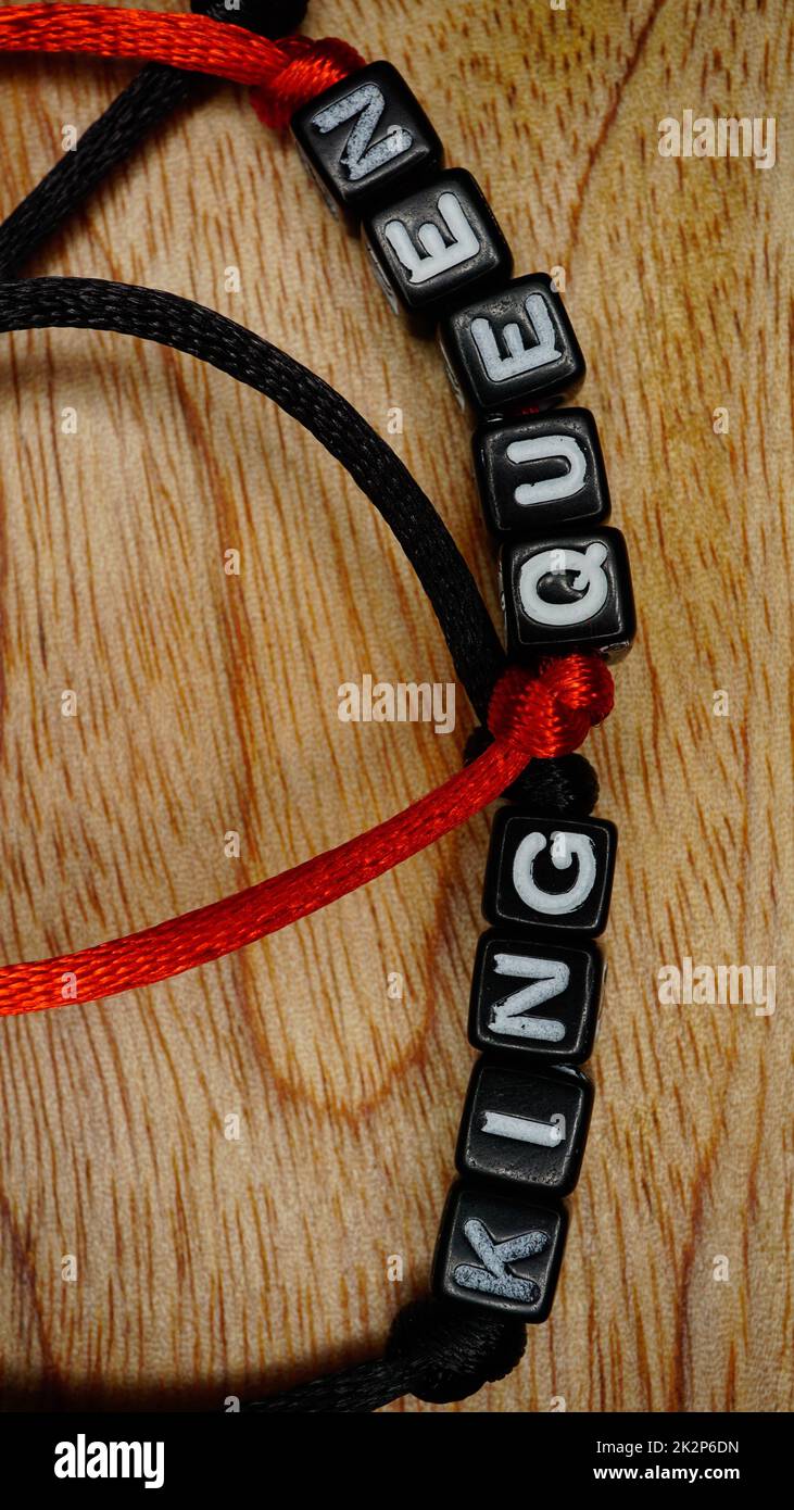 Braccialetto con le iniziali dell'alfabeto e i nomi di re e regina Foto Stock