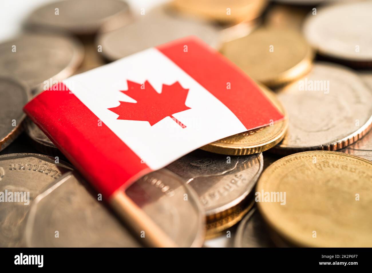 Pila di monete con bandiera del Canada, finanza banking concetto. Foto Stock