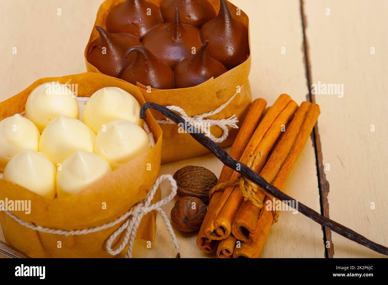 Cioccolato vaniglia e spezie crema dessert torta Foto Stock