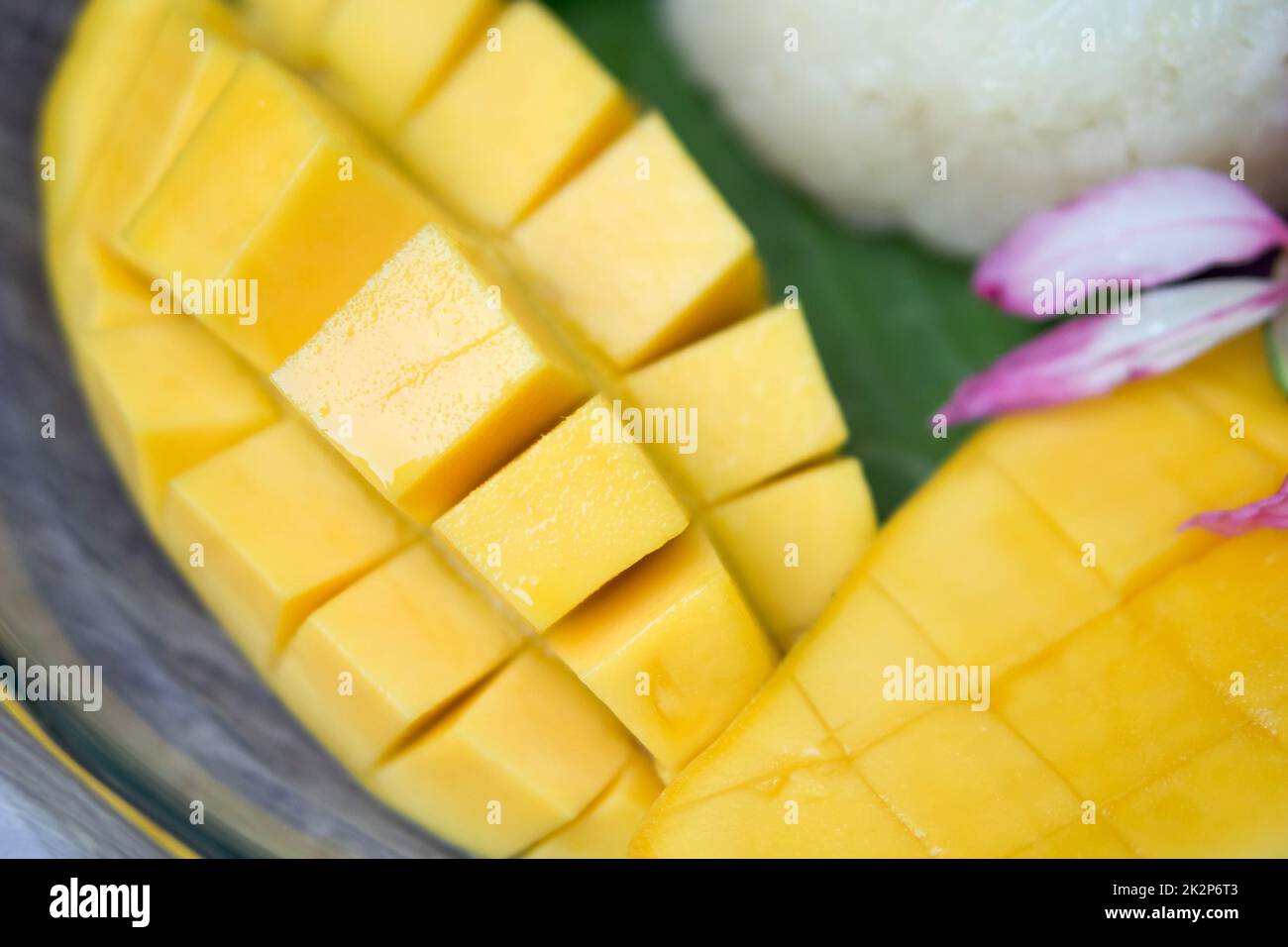 Primo piano Dolce Barracuda Mango servito su foglie di banana con riso appiccicoso e latte di cocco. Foto Stock