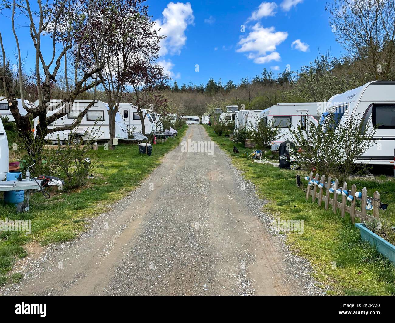 Roulotte parcheggiate al campeggio caravan in natura. Riva, Istanbul, Turchia - 04 aprile 2022. Foto Stock