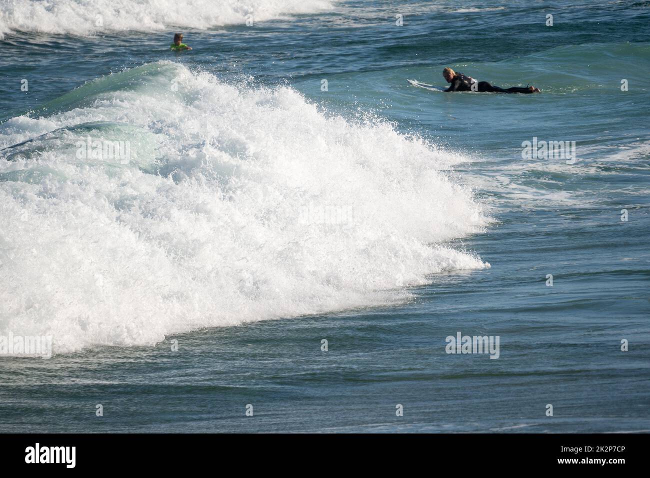 Le grandi onde vicino alla spiaggia di Maroubra e i surfisti sull'acqua Foto Stock