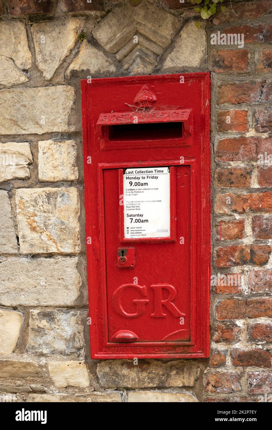 Una vecchia cassetta postale montata a parete dal regno di re Giorgio, il padre della regina è ancora in uso quotidiano vicino a York Minster. Foto Stock