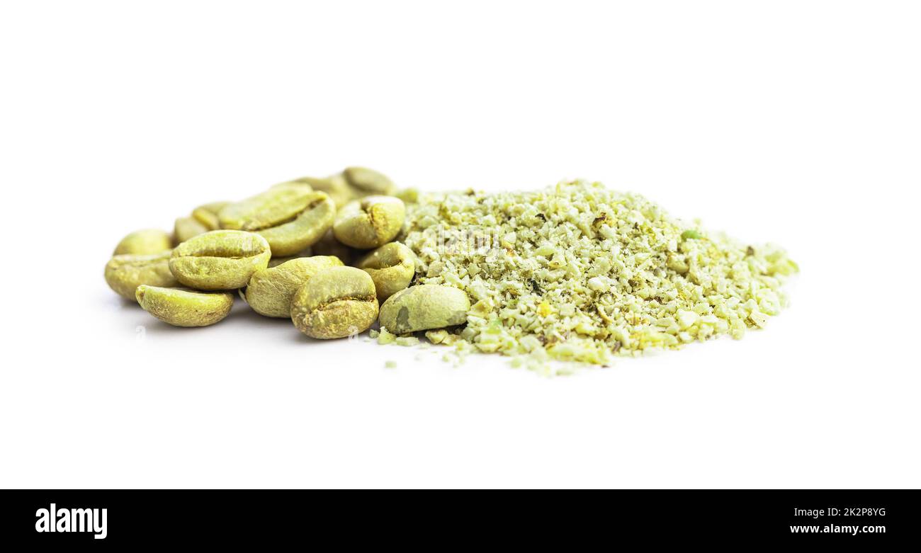 Caffè verde macinato e chicchi di caffè. Caffè non tostato isolato su sfondo bianco. Foto Stock