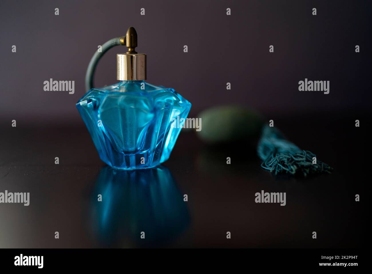 Puff di profumo in vetro blu vintage Foto Stock