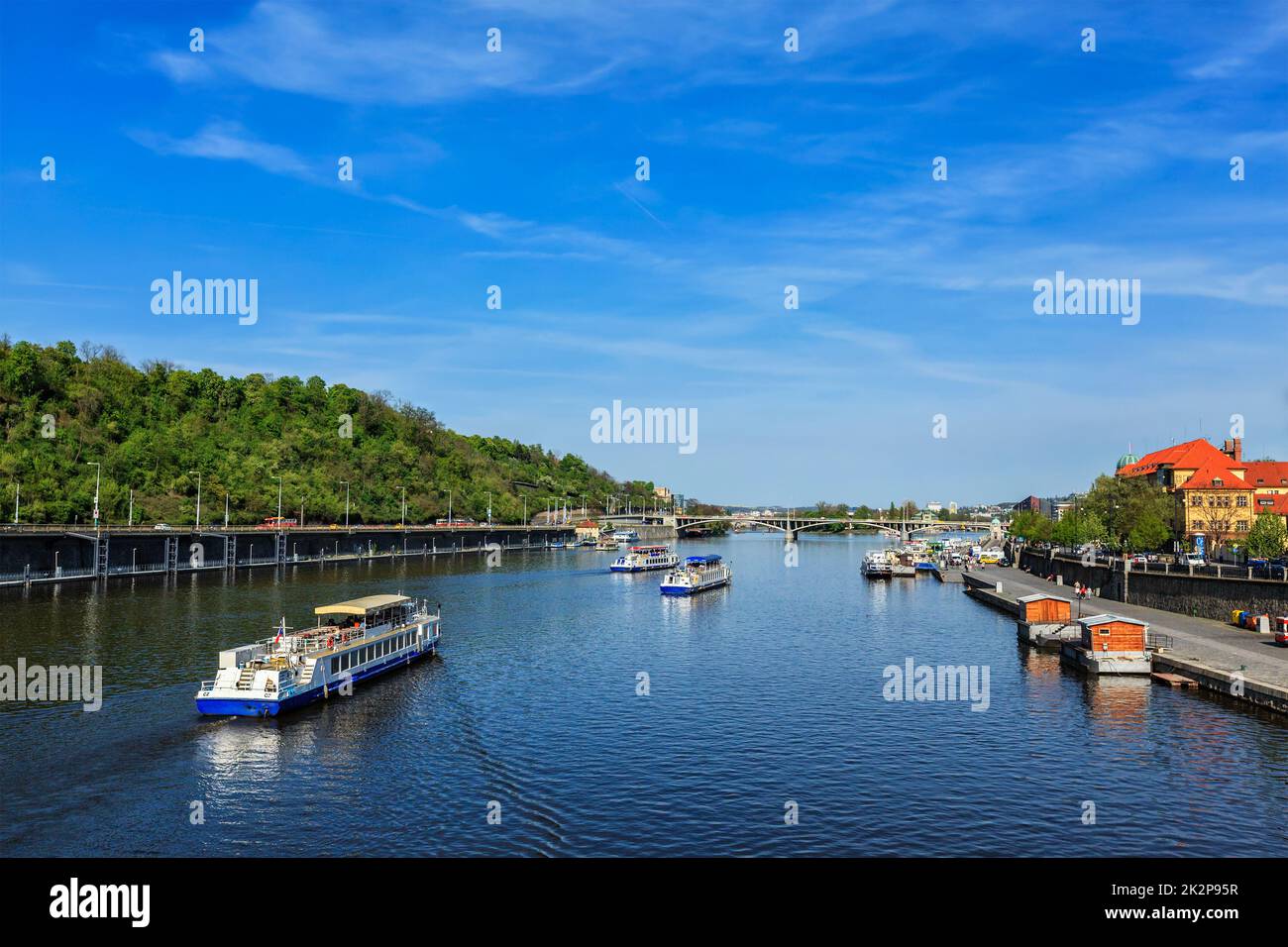 Vista sul fiume Moldava e le barche a Praga Foto Stock