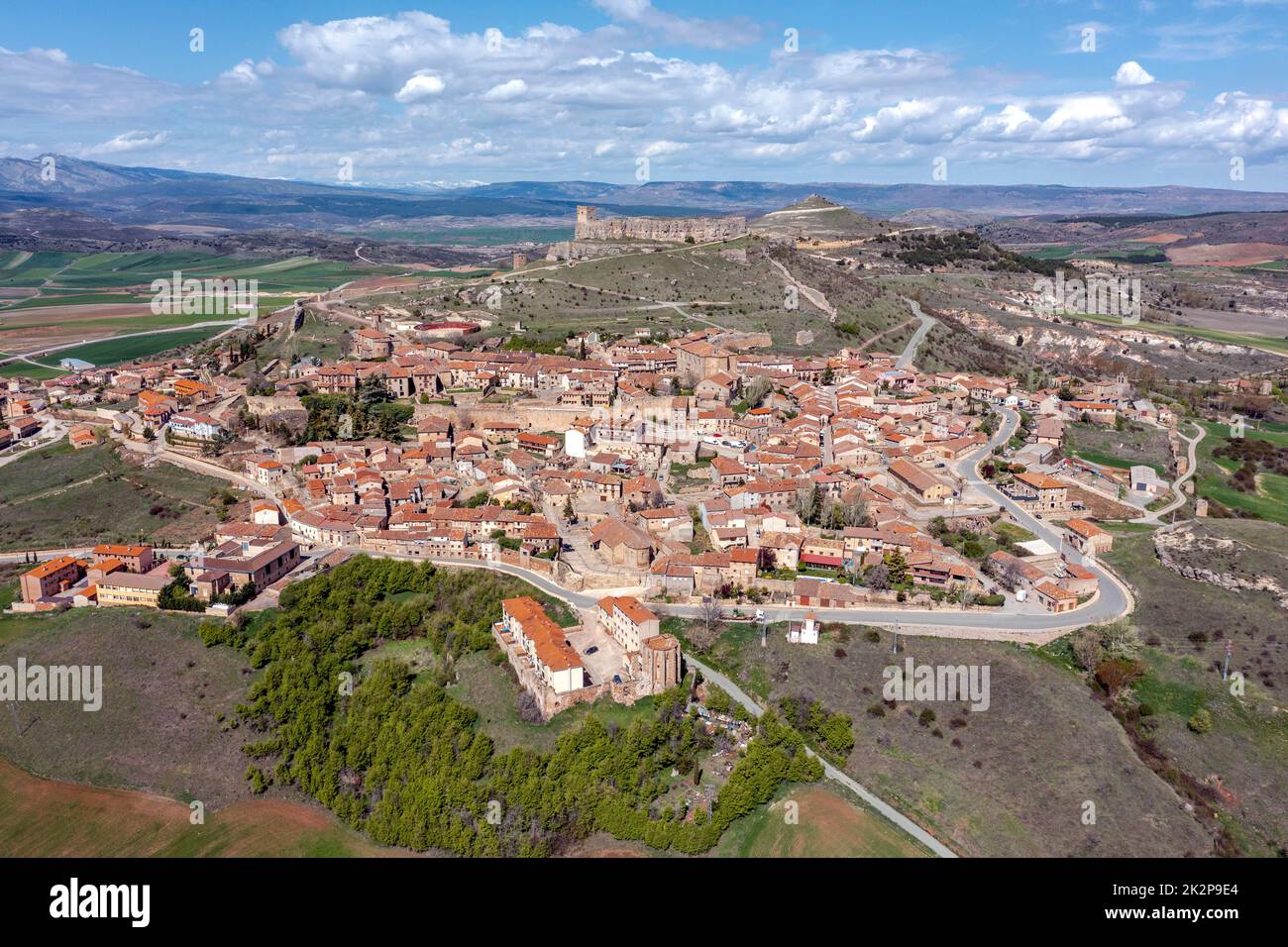 Vista panoramica sulla città di Atienza, una città spagnola nella provincia di Guadalajara, nella comunità autonoma di Castilla-la Mancha. Spagna Foto Stock