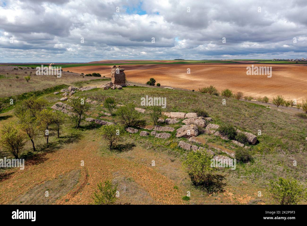 Pozaldez Castle si trova nella città di Pozaldez, provincia di Valladolid, Castilla y Leon, Spagna. Oggi è ancora possibile visitare le poche vestigia che rimangono (fondamentalmente una parte della facciata di una torre Foto Stock