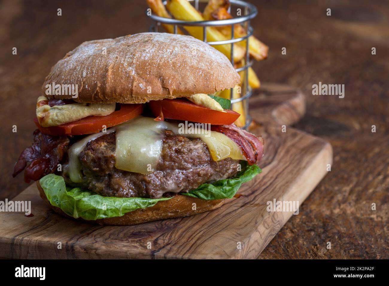 cheeseburger con patatine fritte Foto Stock