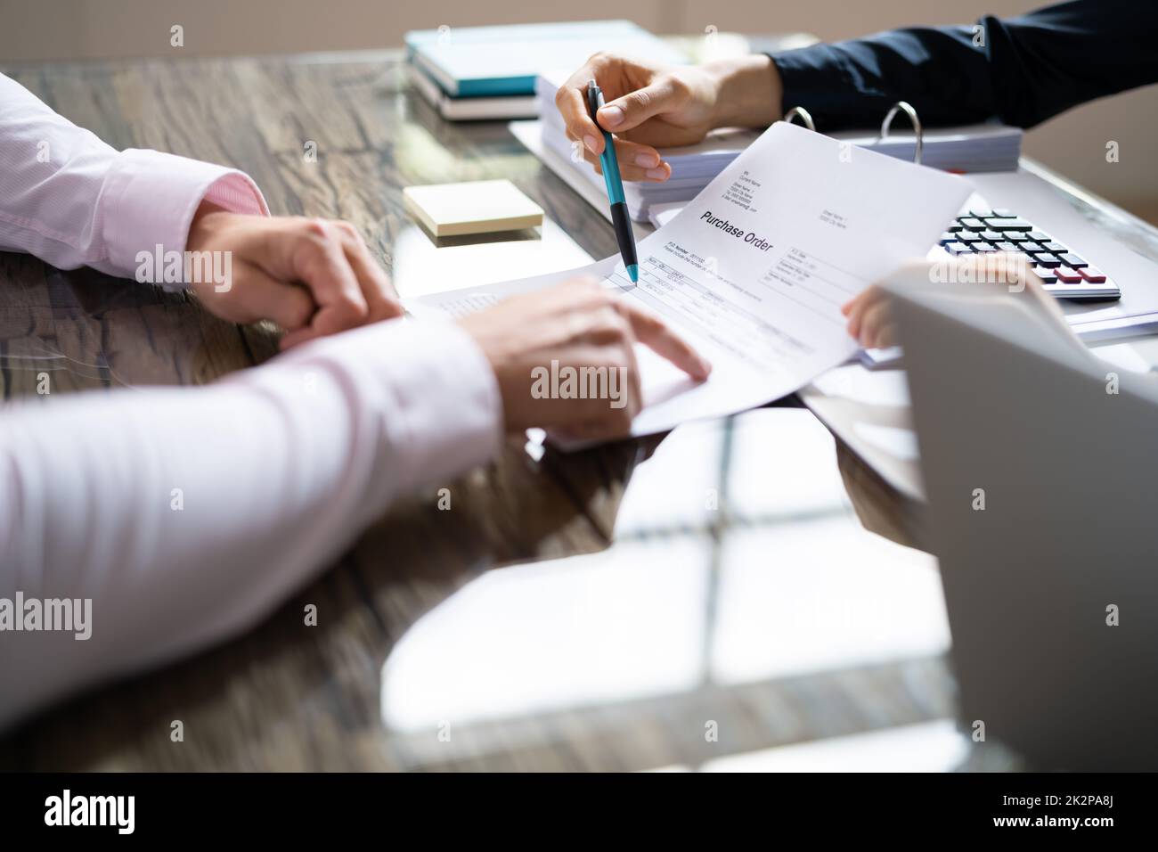Advisor finanziario a discutere di una fattura con il suo cliente Foto Stock