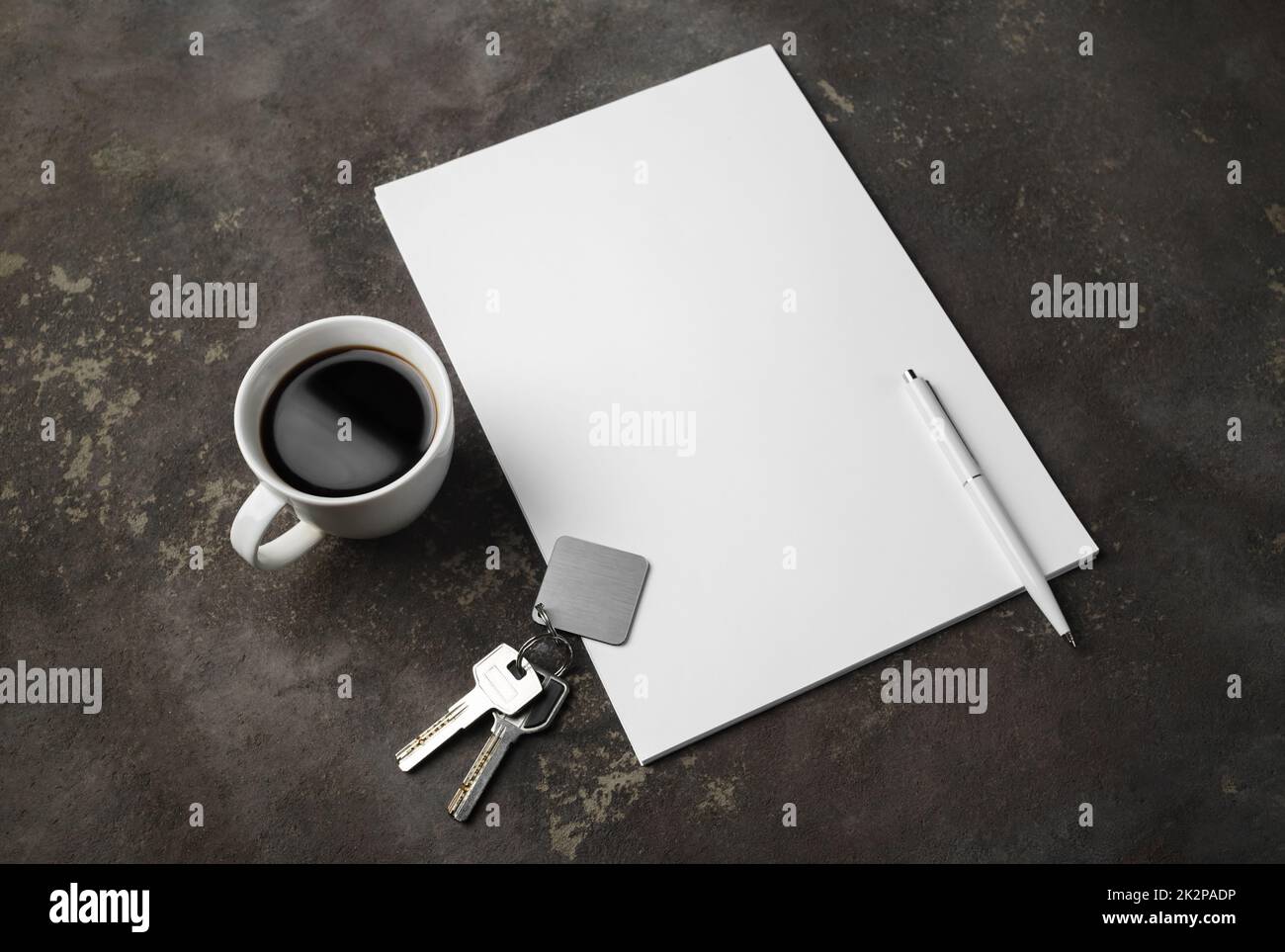 Carta intestata, chiave, penna, tazza da caffè Foto Stock