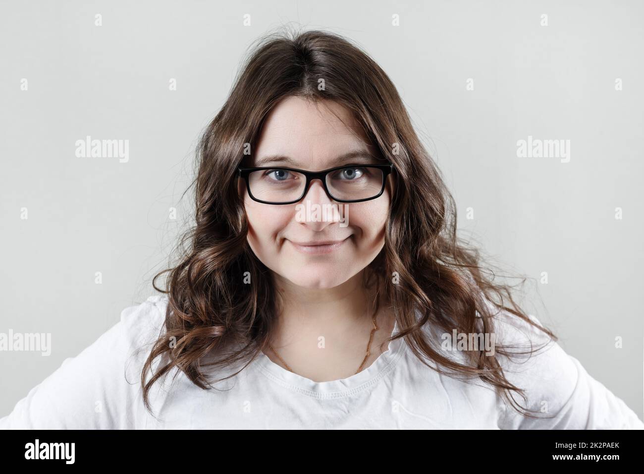 Donna che indossa gli occhiali Foto Stock