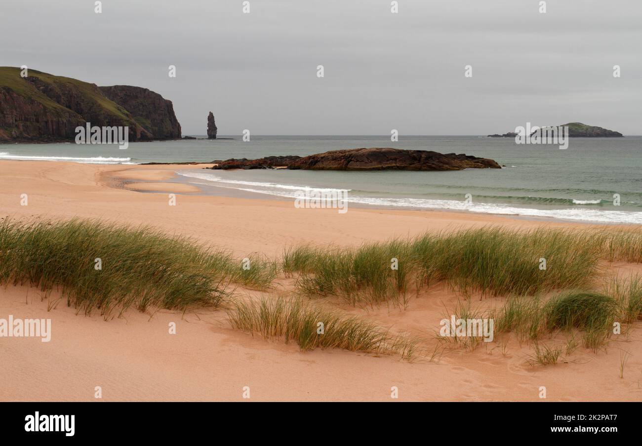 Sandwood Bay è una baia naturale di Sutherland, sull'estrema costa nord-occidentale della Scozia continentale, con Am Buachaille, uno stack di mare Foto Stock