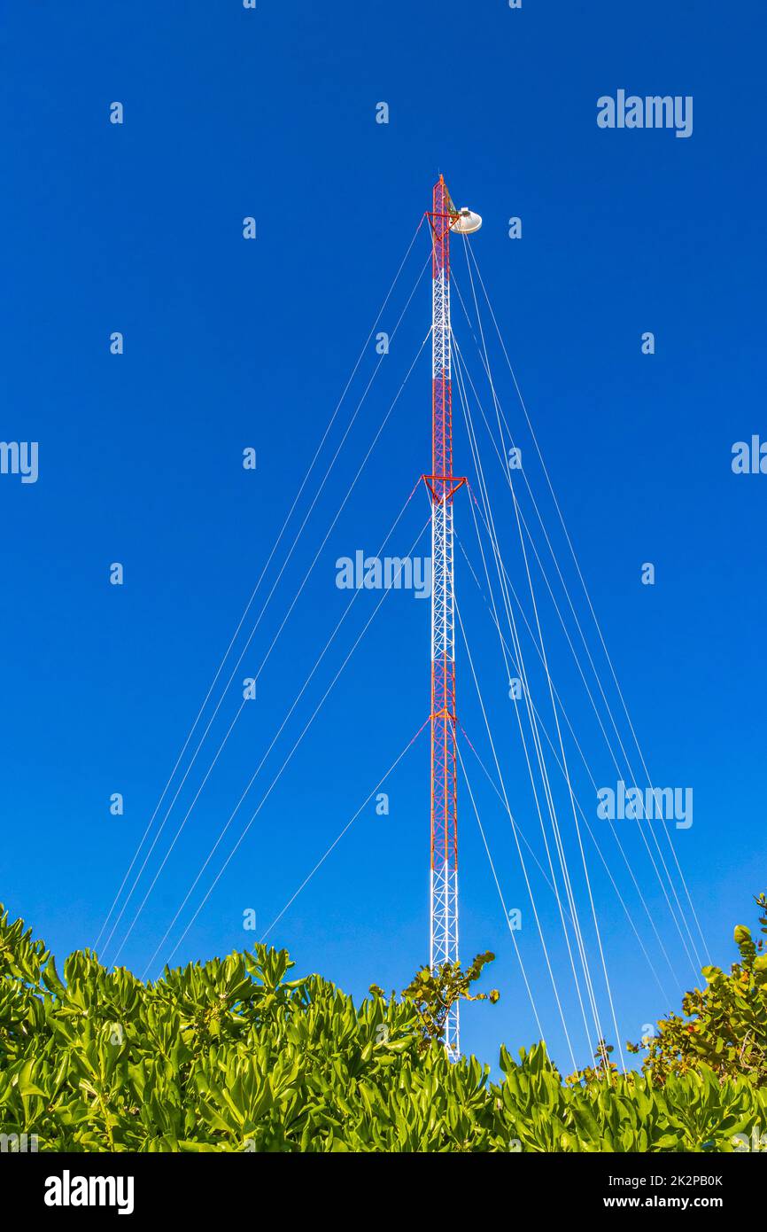 Rosso bianco 5G torre di radiazione a Tulum Messico. Foto Stock