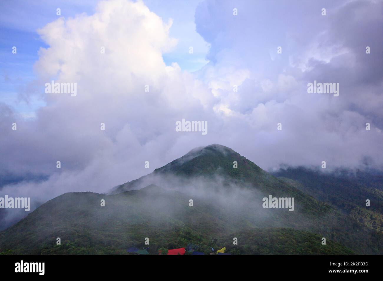 La nebbia si spostò sulle montagne dopo la pioggia. Foto Stock