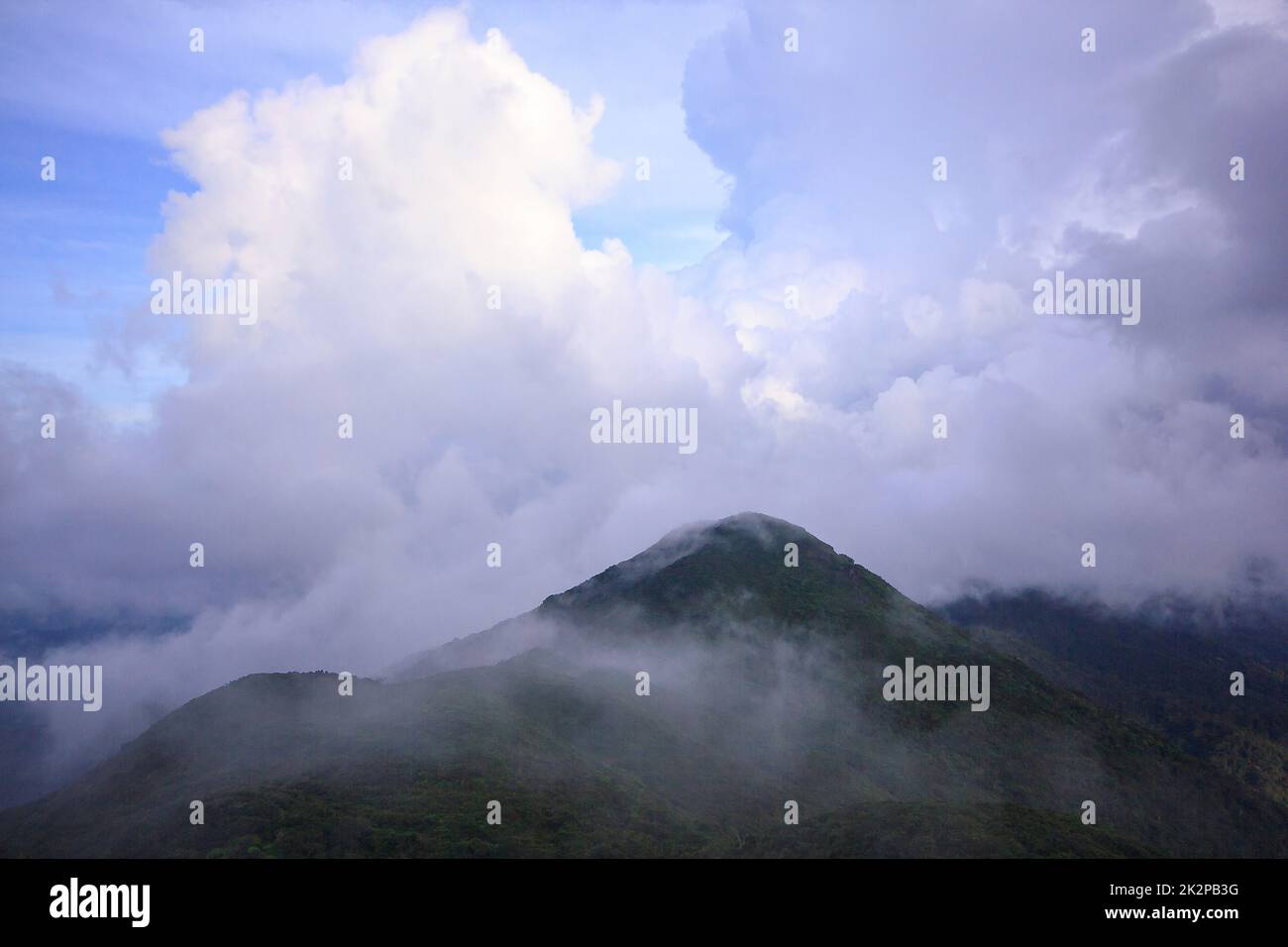 La nebbia si spostò sulle montagne dopo la pioggia. Foto Stock
