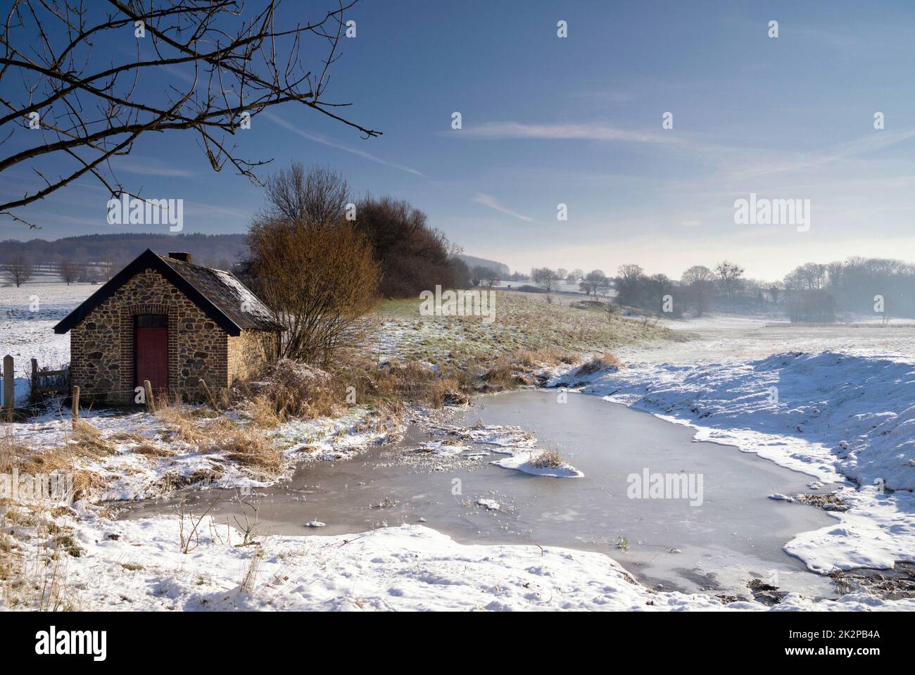 Capannone in un paesaggio invernale vicino a Epen Foto Stock