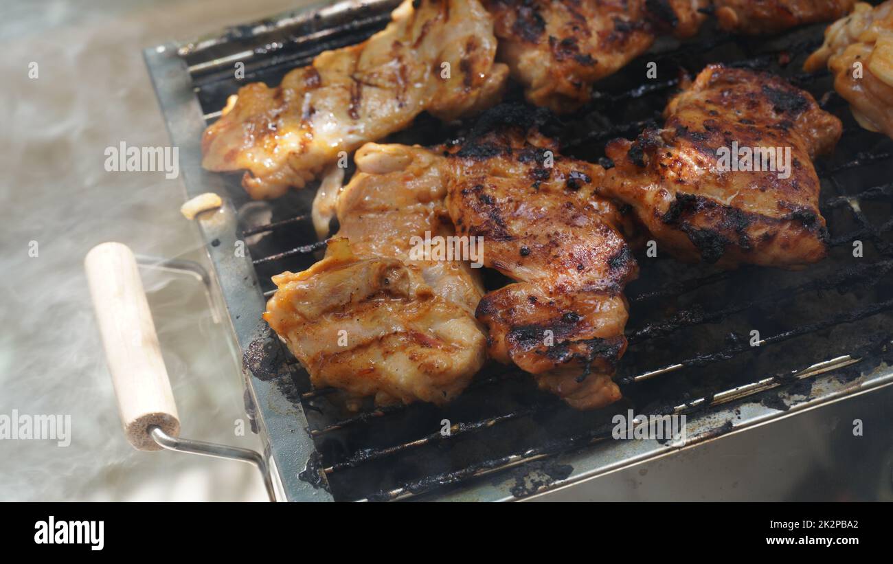 Carne alla griglia di pollo fresca al fuoco. Fare barbecue sulla griglia Foto Stock
