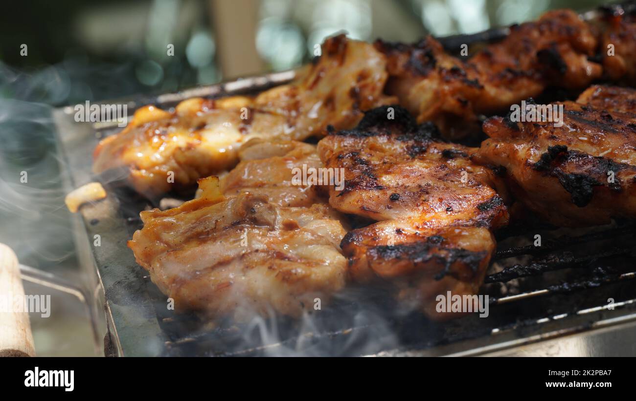 Carne alla griglia di pollo fresca al fuoco. Fare barbecue sulla griglia Foto Stock