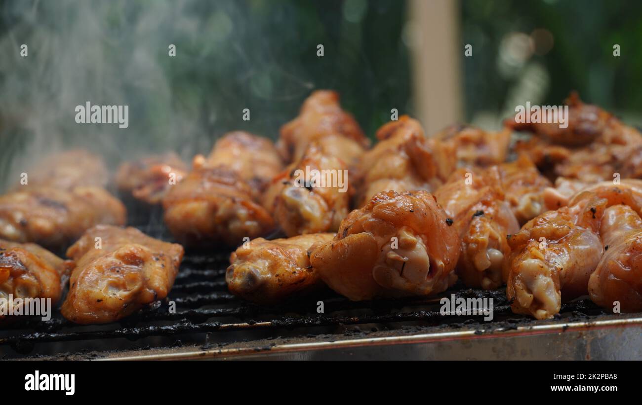 Carne alla griglia di pollo fresca al fuoco. Fare barbecue sulla griglia Foto Stock