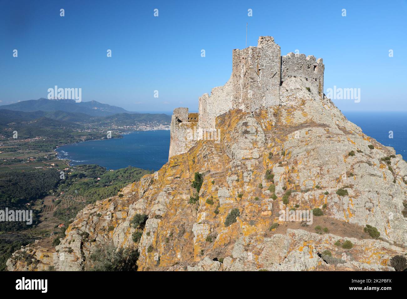 Iconica vista del Castello di Volterraio sulla roccia dell'Isola d'Elba, Toscana, Italia Foto Stock