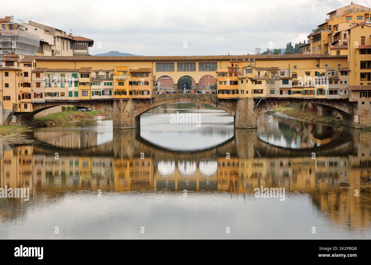 Il famoso ponte Vecchio sul fiume Arno a Firenze, in una giornata nuvolosa Foto Stock