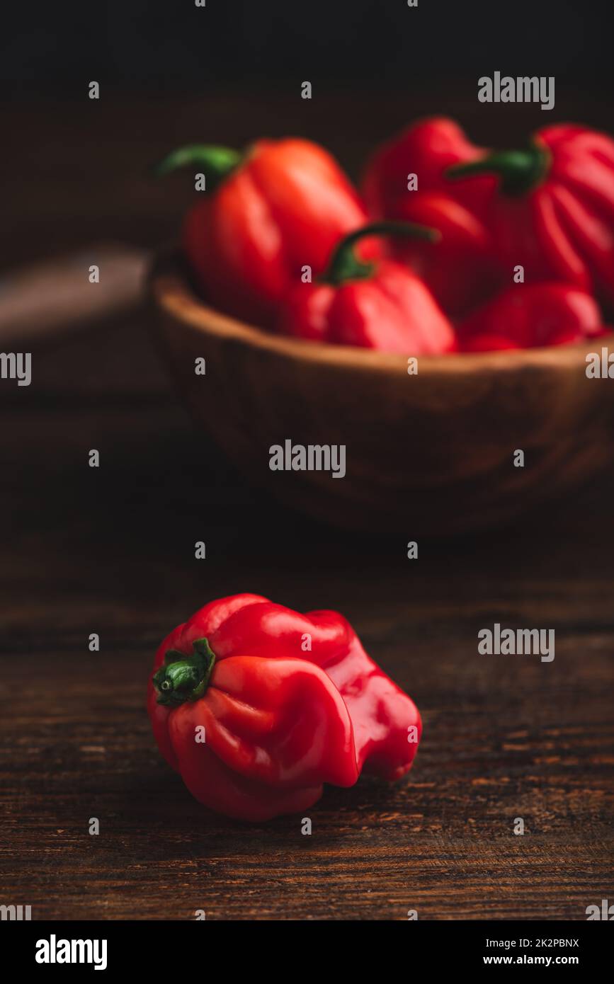Peperone Habanero rosso su tavola di legno Foto Stock