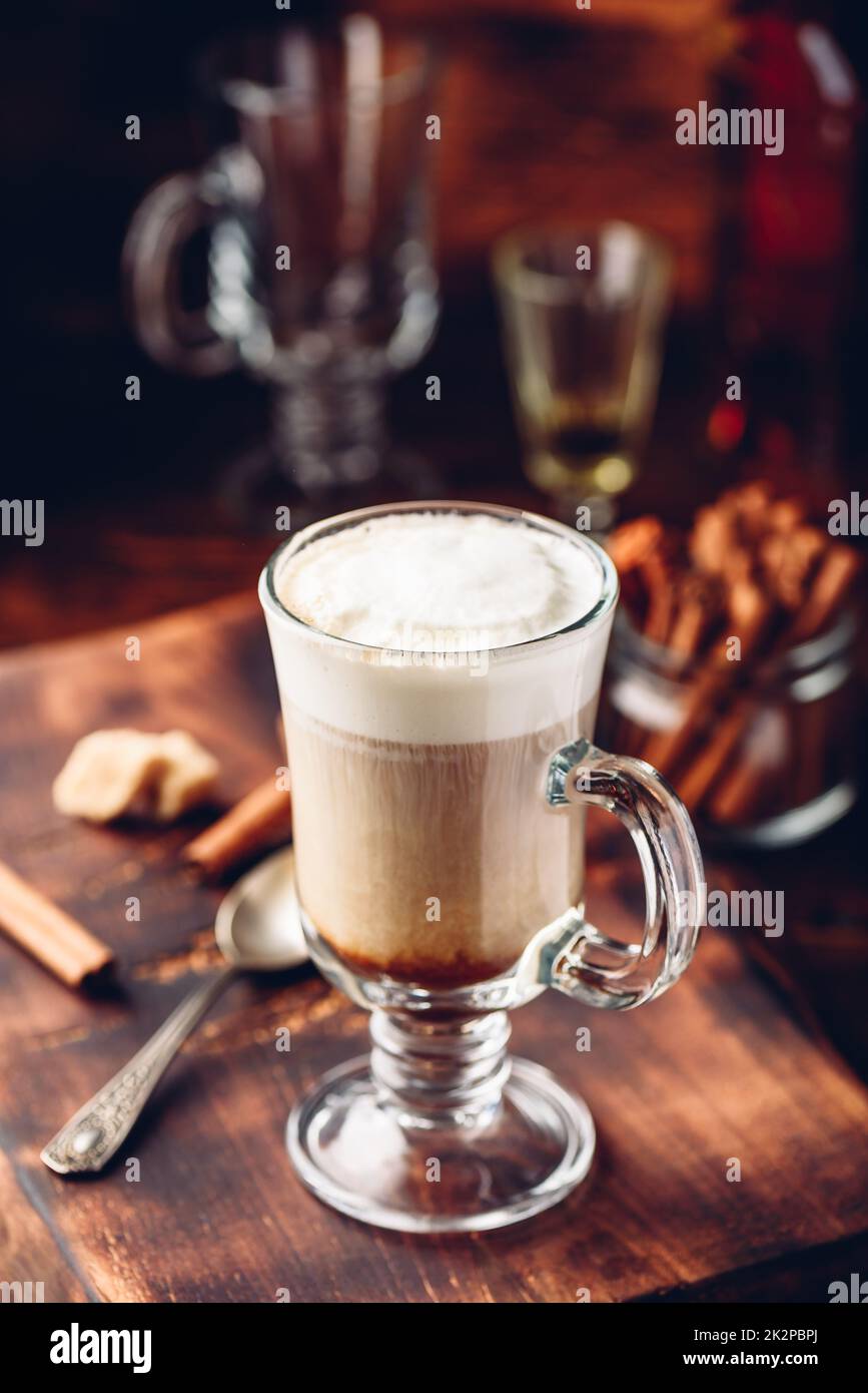 Caffè irlandese in bicchiere Foto Stock