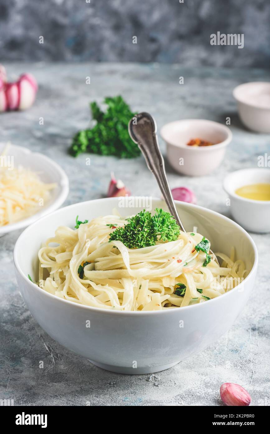 Facile pasta con olio d'oliva e aglio Foto Stock