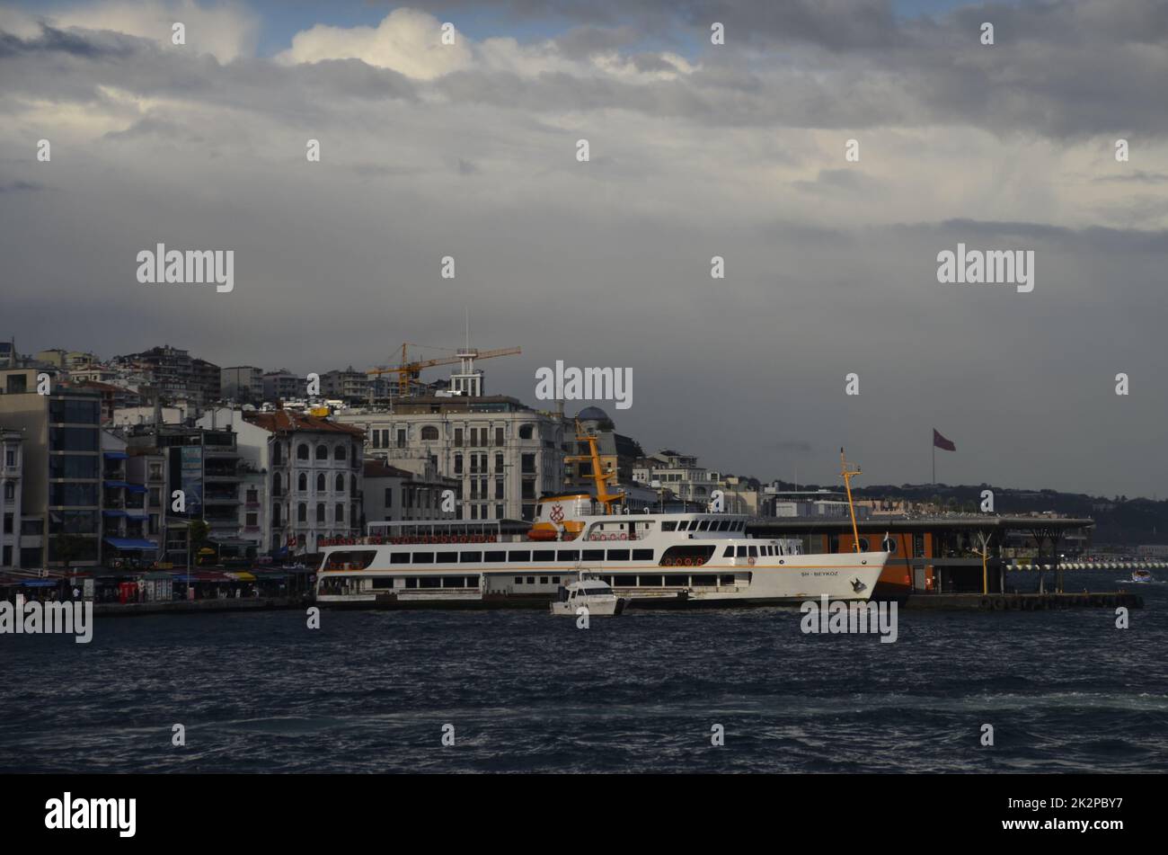 Molo di Karaköy, traghetto bianco, edifici e mare. Istanbul Turchia. Foto Stock