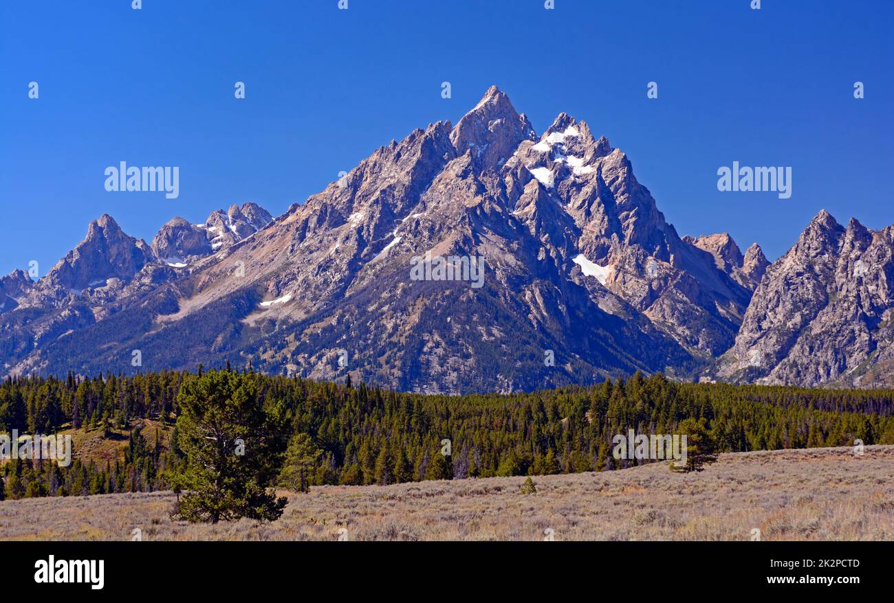 Cielo limpido e montagne frastagliate Foto Stock