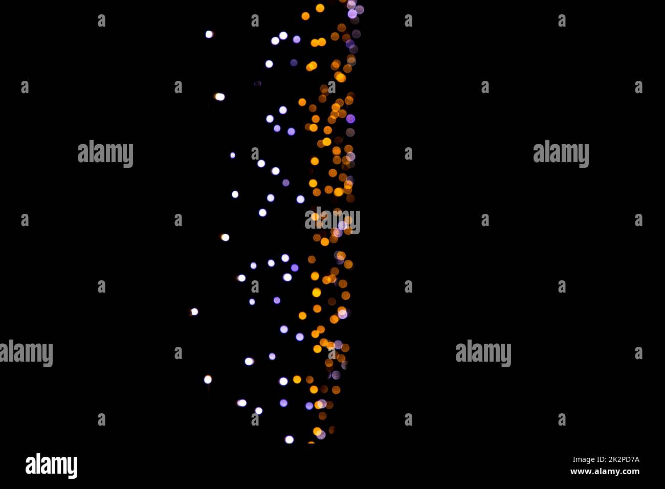 Sfondo nero con effetti di luce dorati verticali Foto Stock
