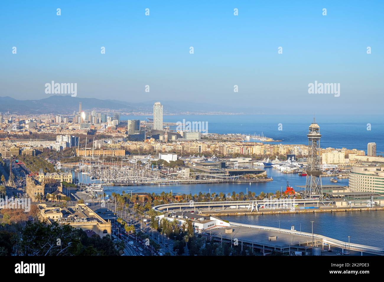 La costa di Barcellona in Spagna vista dalla montagna Montjuic Foto Stock