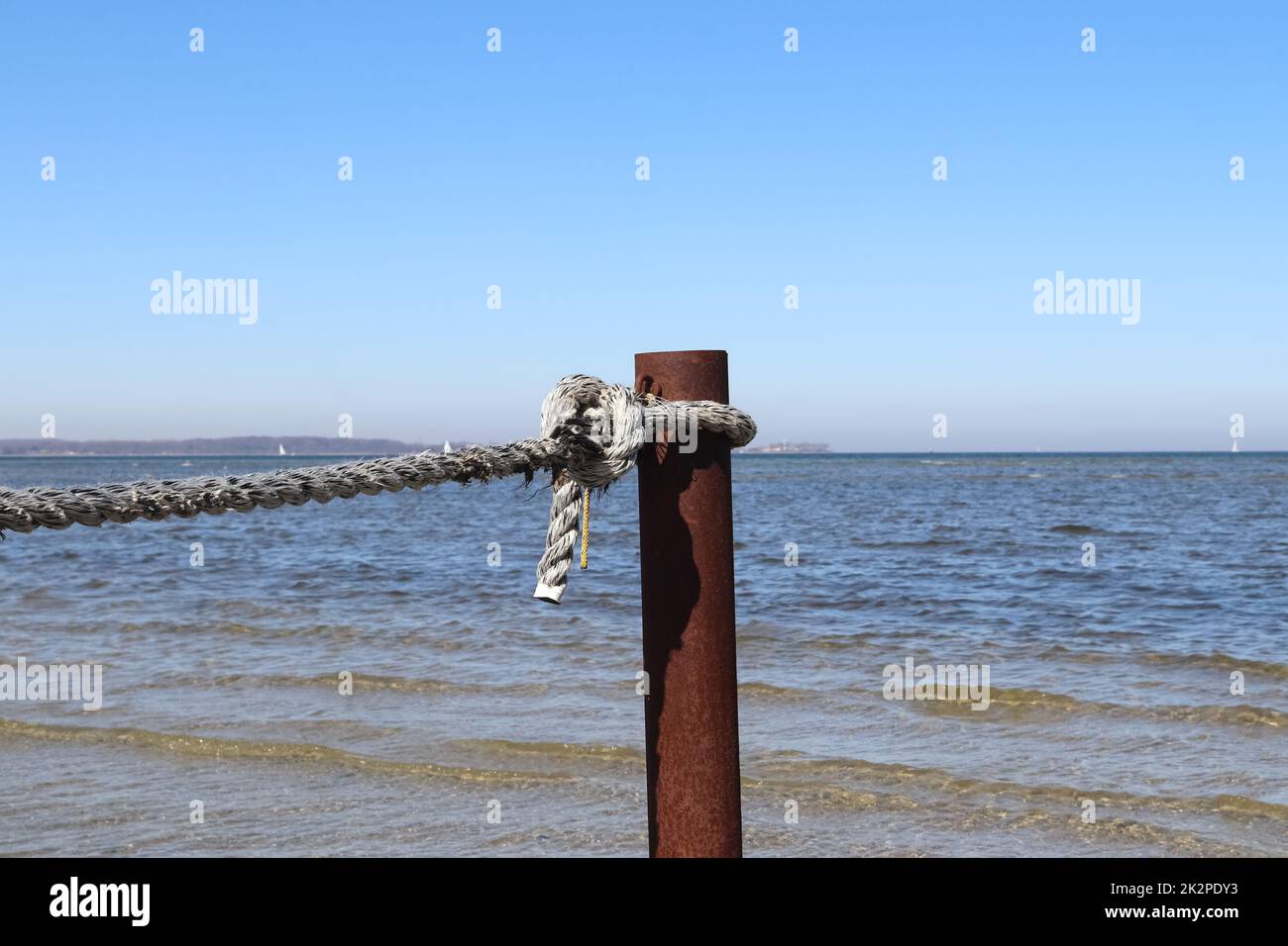 Un'area costellata di corde e pali sulla spiaggia del Mar Baltico. Foto Stock