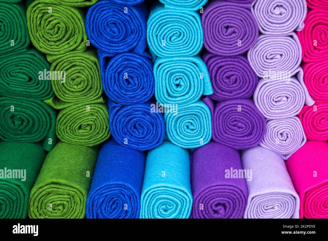 Campioni di stoffe e tessuti in diversi colori trovati in un mercato di tessuti. Foto Stock