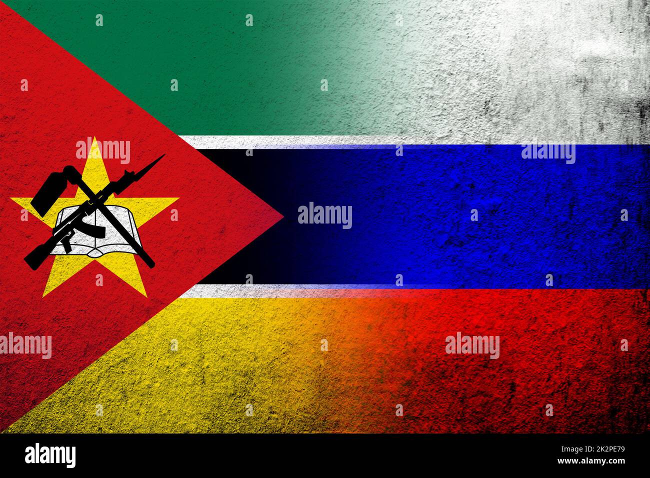 Bandiera nazionale della Federazione russa con bandiera nazionale della Repubblica del Mozambico. Grunge sfondo Foto Stock