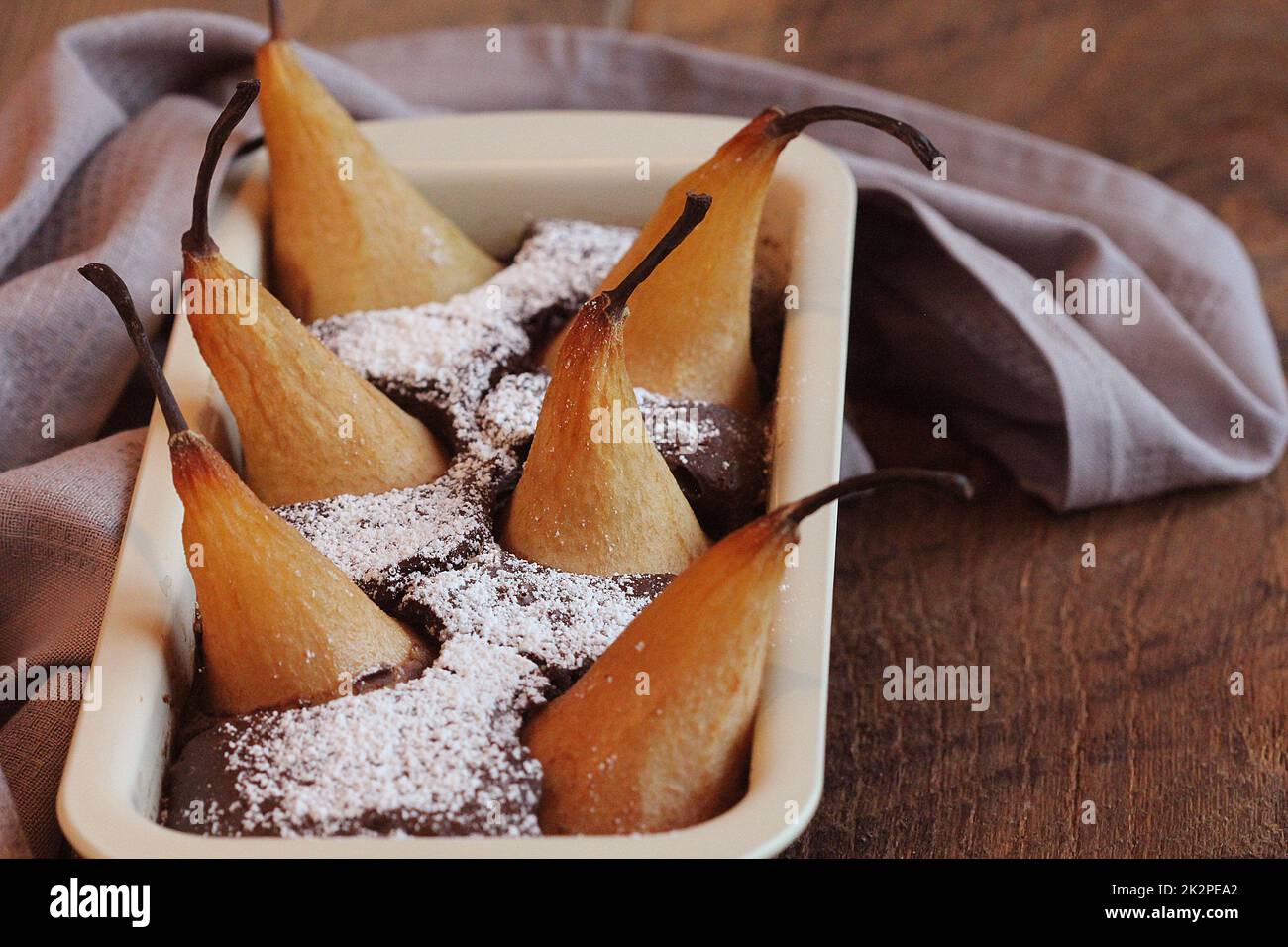 Pane al cioccolato torta con pere intere dentro al forno Foto Stock