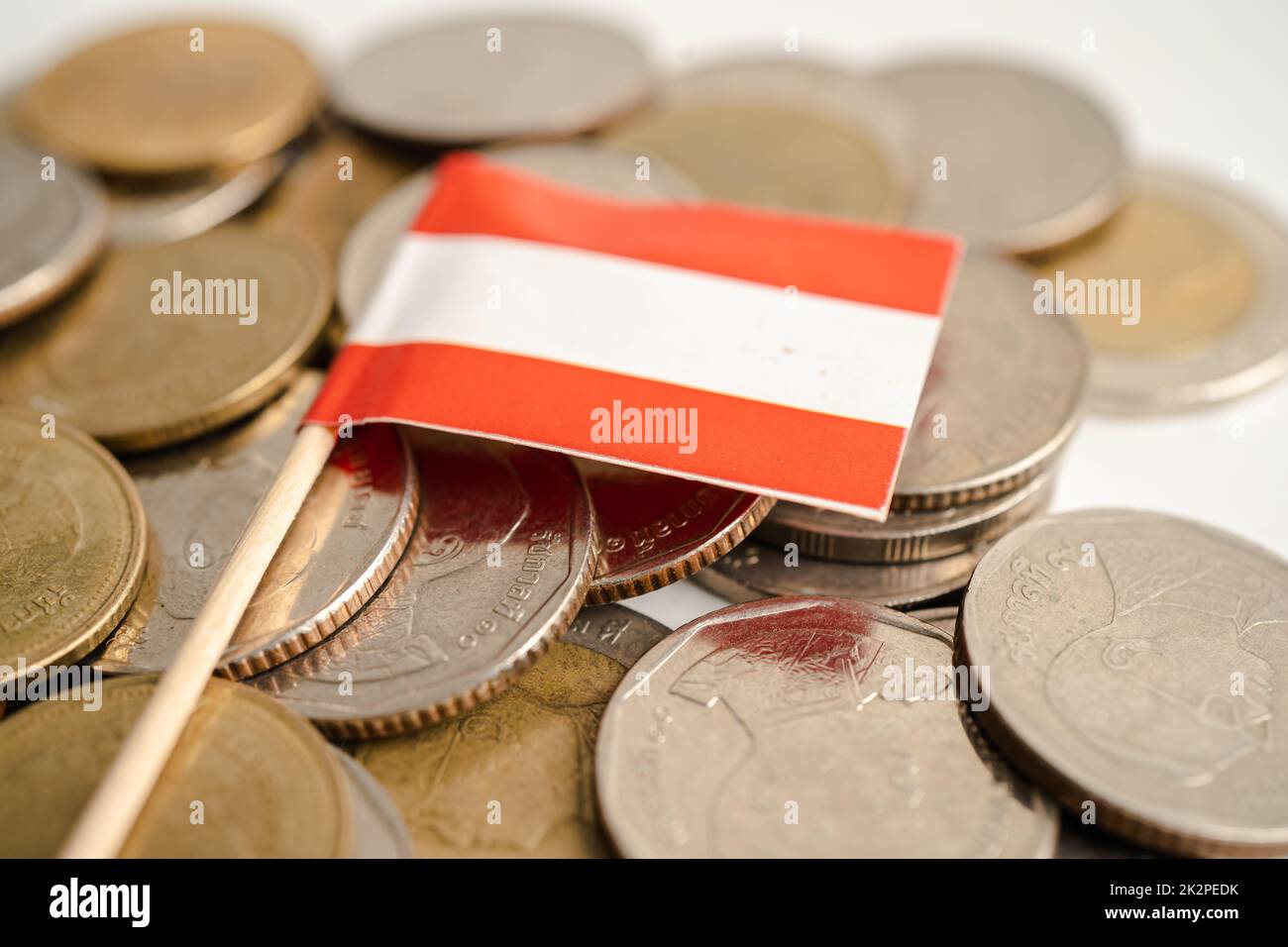 Pila di monete con bandiera austriaca, concetto di finanza bancaria. allarme Foto Stock
