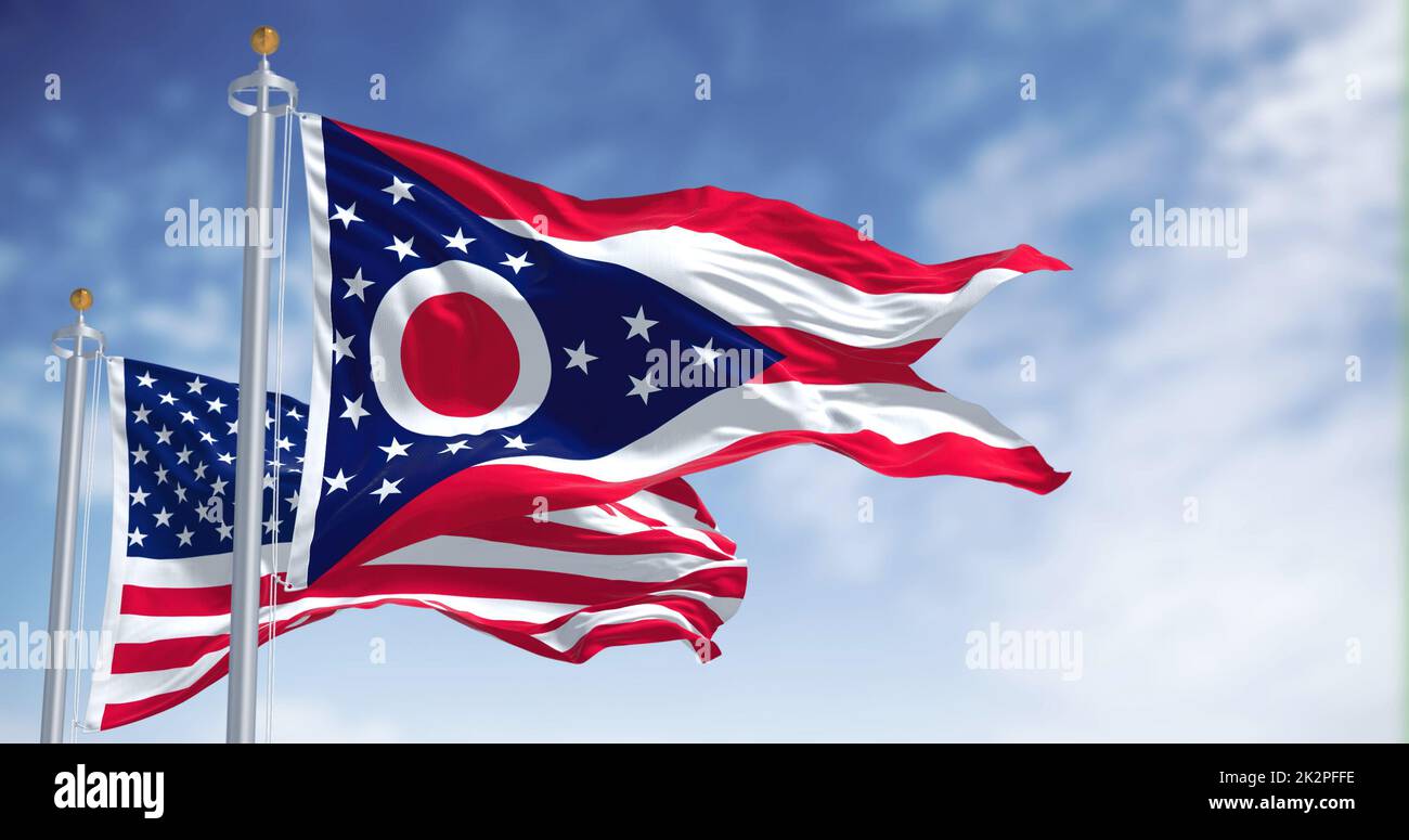 La bandiera dello stato dell'Ohio che sventola insieme alla bandiera nazionale degli Stati Uniti d'America Foto Stock