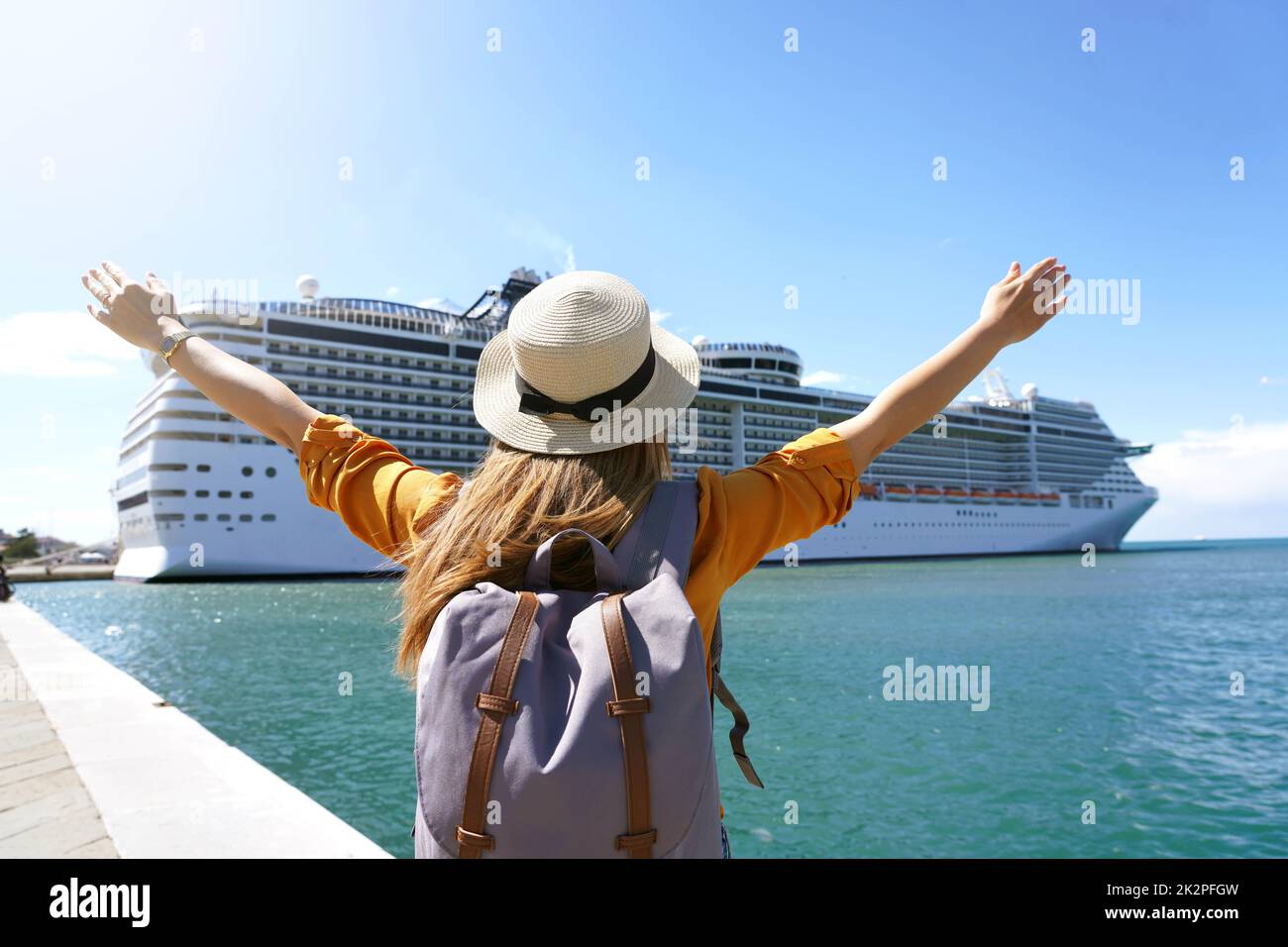 Giovane esploratore zaino in spalla ragazza sognando di viaggiare con nave da crociera Foto Stock