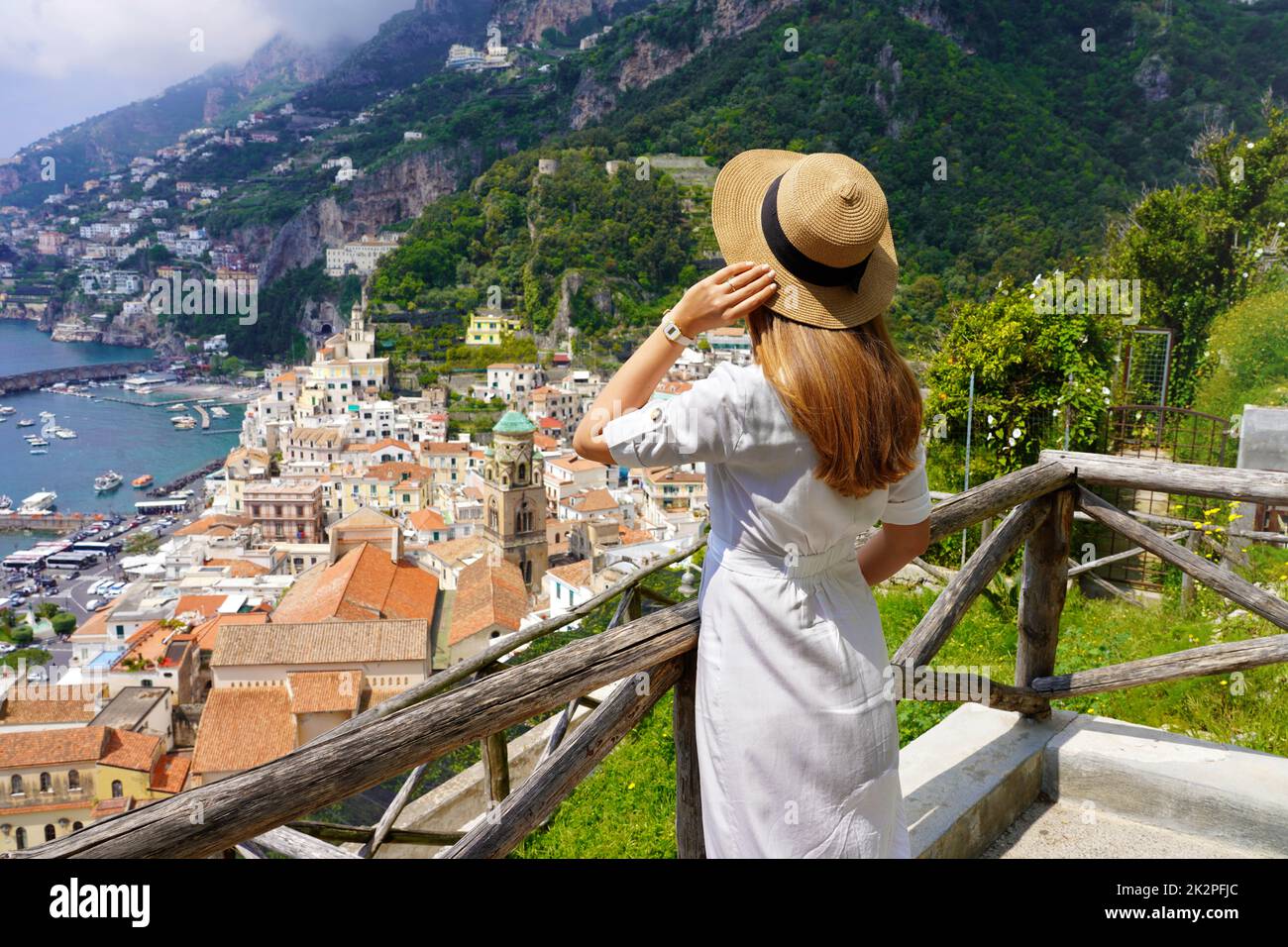 Bella donna nella città di Amalfi, patrimonio dell'umanità dell'UNESCO. Bella ragazza con vista panoramica sulla Costiera Amalfitana, Italia. Foto Stock