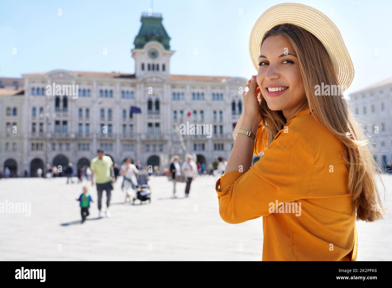 Ritratto di felice donna spensierata in paglia cappello si gira e sorridendo alla fotocamera Foto Stock