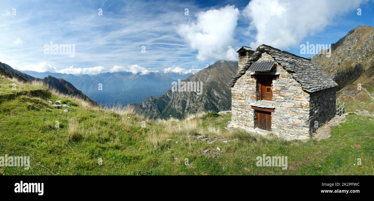 Tradizionale capanna in pietra in Val Grande, parco nazionale piemontese Foto Stock