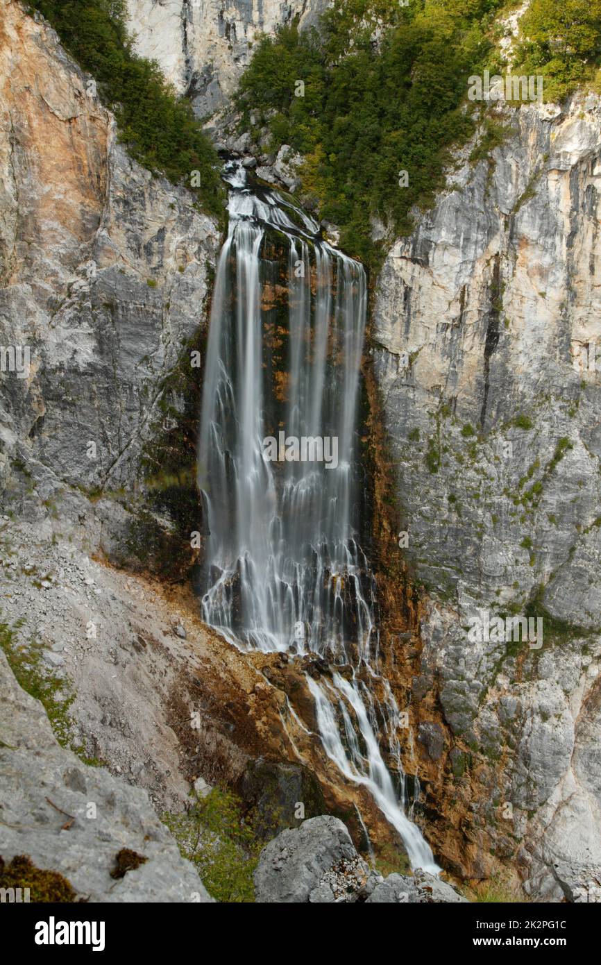 Famosa cascata slovena Boka nelle Alpi Giulie nel Parco Nazionale del Triglav. Cascata di Boka nel paesaggio alpino carsico Foto Stock