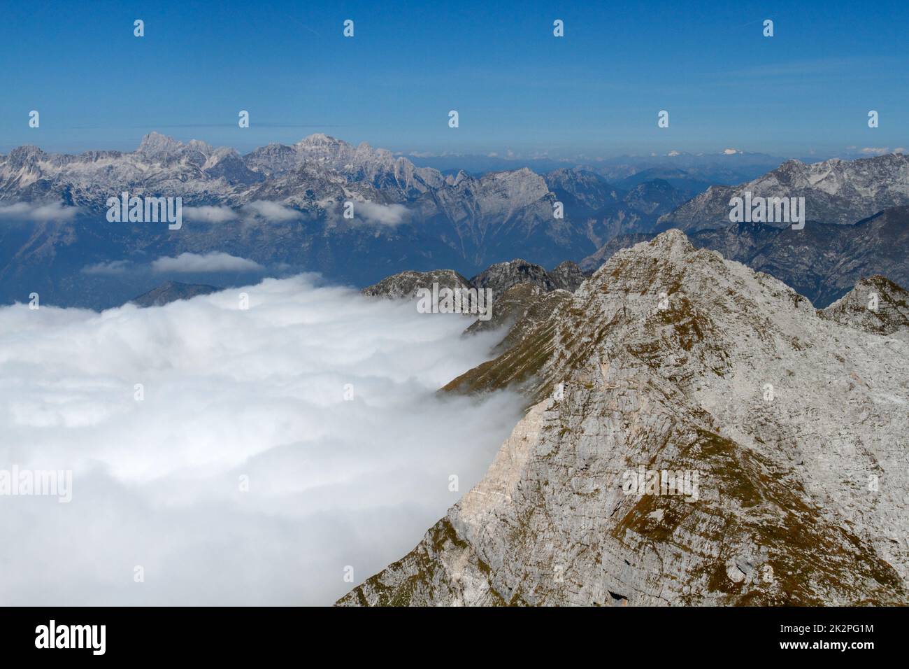 Maestosa vista delle montagne nelle nuvole al di sotto del Parco Nazionale del Triglav, Slovenia Foto Stock