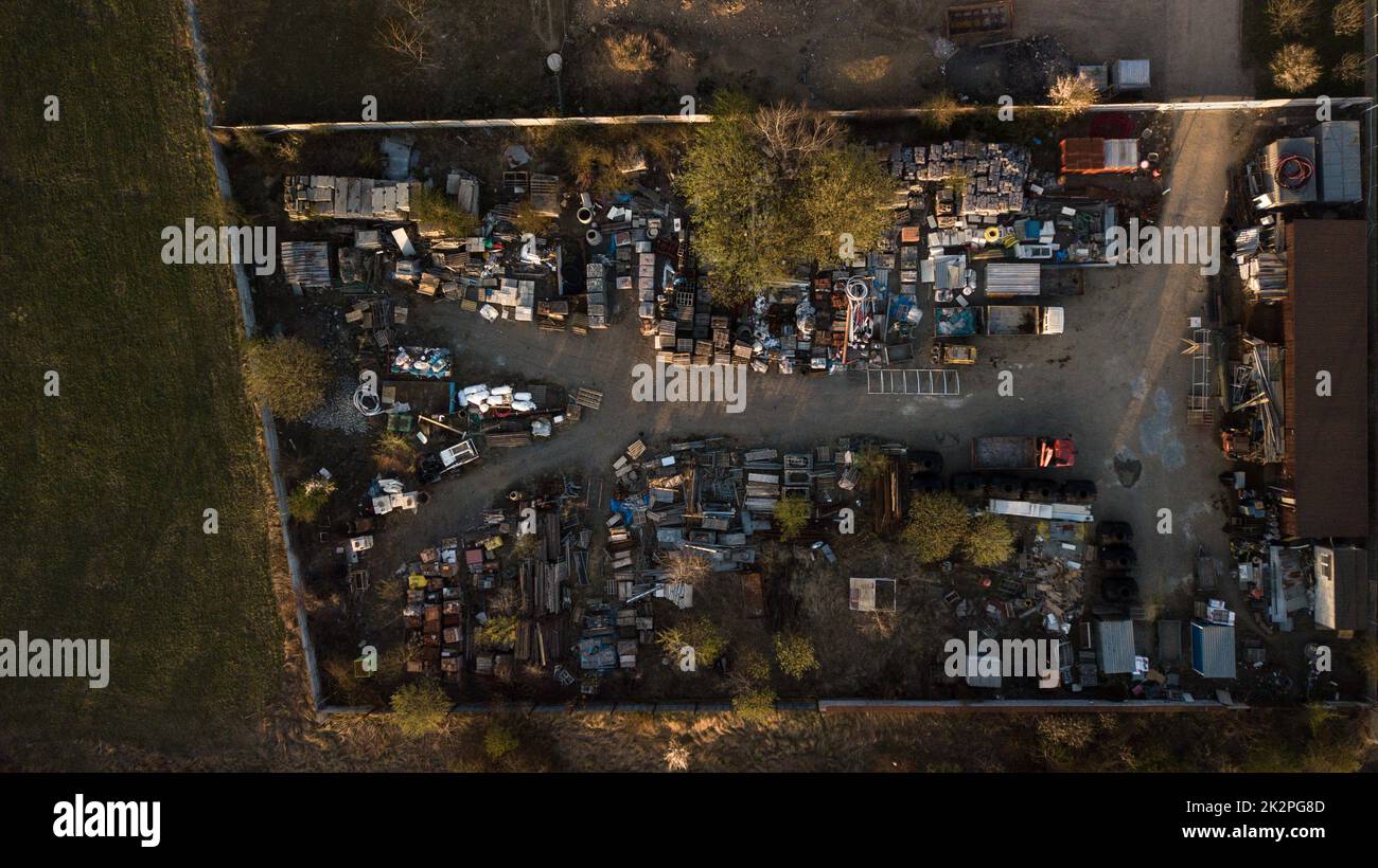 Settore del riciclaggio dei metalli. Vista aerea del drone del deposito di rottami Foto Stock